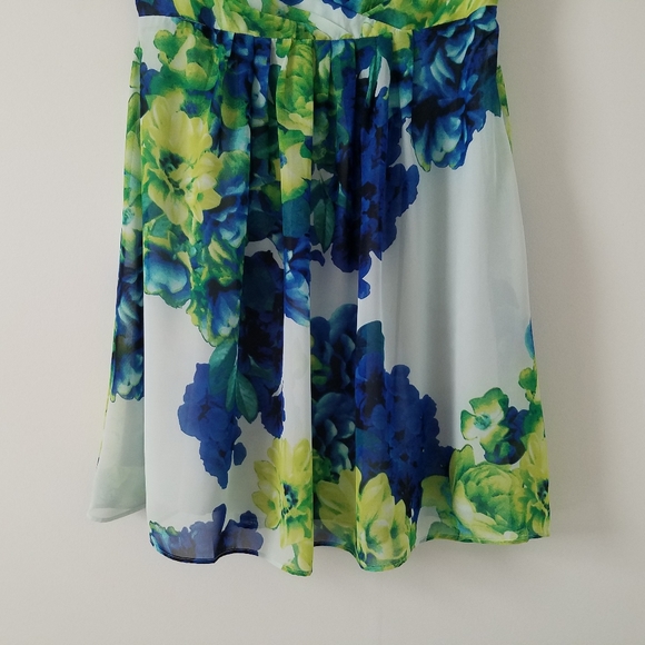 Floral Pleated Dress - Picture 3 of 8